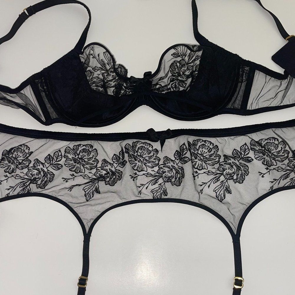 Agent Provocateur Gloria Set Black 36C bra and Size 4 garter​​​